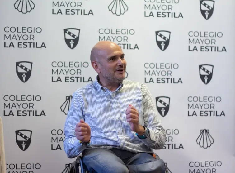 nxo Queiruga durante o faladoiro celebrado no Colexio Maior La Estila, no que relatou a s&uacute;a traxectoria persoal e o traballo de COGAMI pola inclusi&oacute;n das persoas con discapacidade.