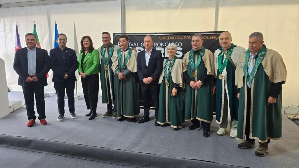 Confrades da Confrar&iacute;a da Lampreia do rio Minho junto con las autoridades de Valen&ccedil;a.