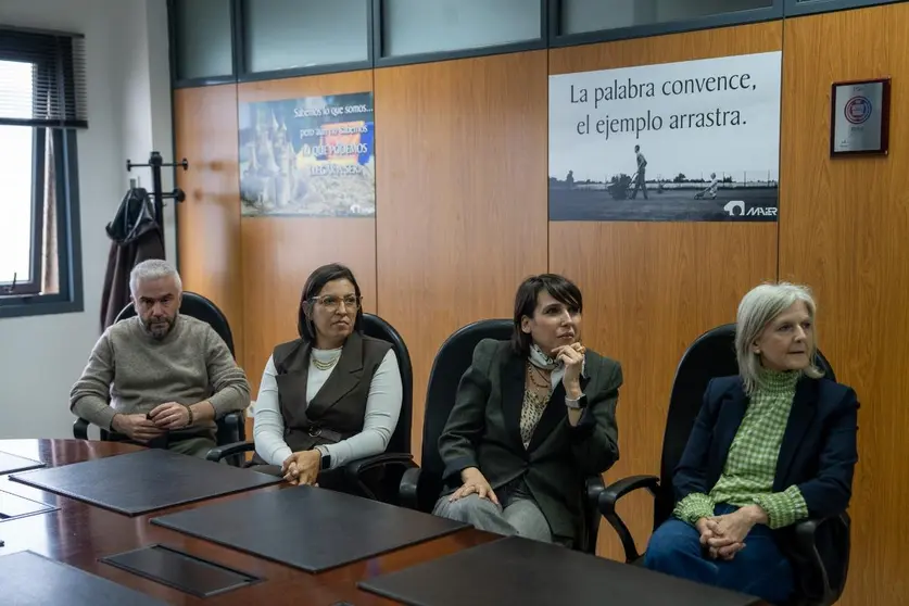 La conselleira de Econom&iacute;a e Industria, Mar&iacute;a Jes&uacute;s Lorenzana, durante su visita a las instalaciones de Maier Ferroplast en O Porri&ntilde;o, donde se formaliz&oacute; el acuerdo para impulsar el cooperativismo en Galicia.