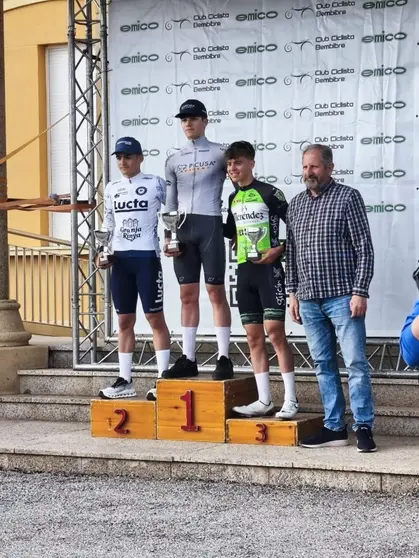 El porri&ntilde;&eacute;s Rodrigo Garc&iacute;a lidera el podio del Gran Premio de Valdefresno tras imponerse con autoridad en la segunda etapa de la Challenge Comarcas Leonesas.