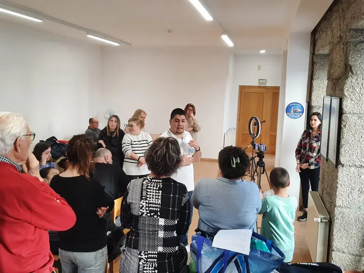 C&eacute;sar Ardaya dirige una sesi&oacute;n de grabaci&oacute;n con miembros de &ldquo;Voces nas Mans&rdquo;, coordinando el trabajo audiovisual que busca dar visibilidad a la comunidad sorda en Ponteareas.