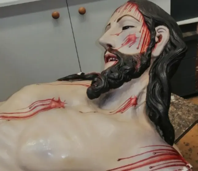 Detalle del Cristo del Descendimiento durante el proceso de restauraci&oacute;n, donde se aprecian los trabajos de limpieza y consolidaci&oacute;n de la policrom&iacute;a.