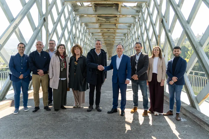 Autoridades de Tui y Valen&ccedil;a, junto a representantes municipales de ambos lados de la frontera, posan en la Ponte Internacional durante la conmemoraci&oacute;n de su 140 aniversario.
