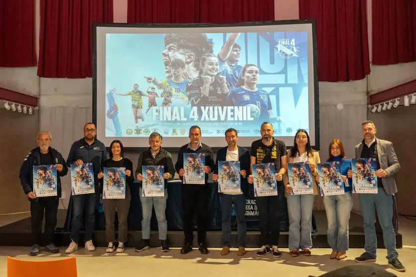 Autoridades, organizaci&oacute;n y clubes participantes posan con el cartel de la Final a 4 juvenil, que se disputar&aacute; este fin de semana en Tui.