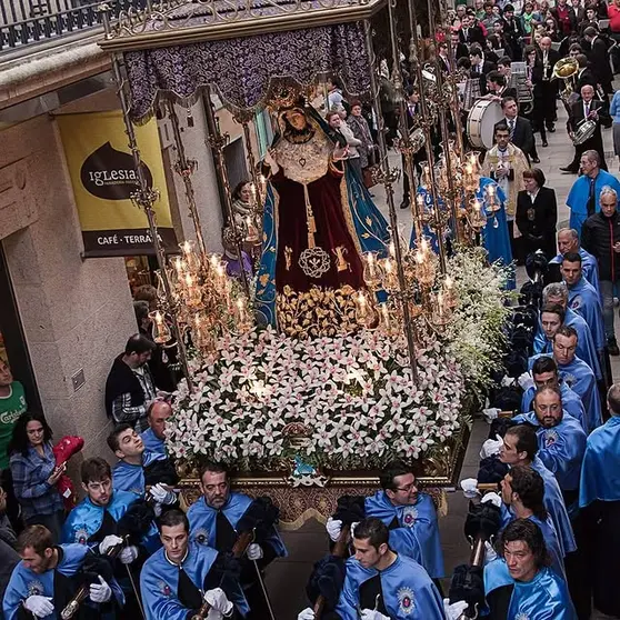 La imagen de la Virgen de los Dolores recorre las calles de Cangas sobre su paso de palio, acompa&ntilde;ada por numerosos fieles y cofrades.