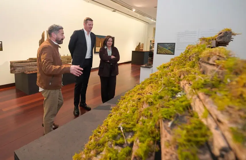 El conselleiro de Cultura, Jos&eacute; L&oacute;pez Campos, visita la exposici&oacute;n El camino de las bateas junto al artista Kike Ortega en la sede de Afundaci&oacute;n en Vigo.