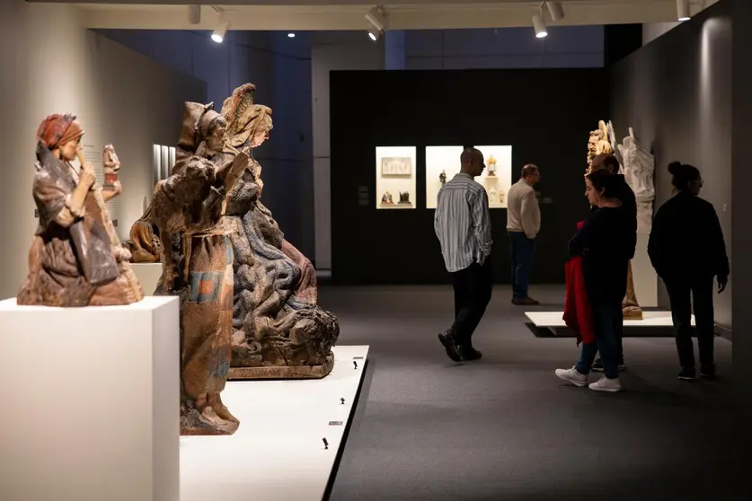 Visitantes recorren la exposici&oacute;n dedicada a Francisco Asorey en el Museo Centro Gai&aacute;s, en la Cidade da Cultura de Galicia.