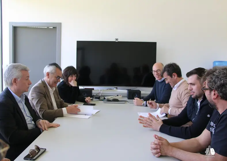 Representantes da Fernando Ferro & Irm&atilde;o e respons&aacute;veis municipais reunidos na IN-Cubo durante o processo de instala&ccedil;&atilde;o da empresa em Arcos de Valdevez.