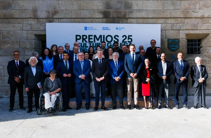 Foto de familia de los galardonados en los Premios da Cultura Galega 2025 junto a autoridades auton&oacute;micas, durante el acto celebrado en la Ribeira Sacra.