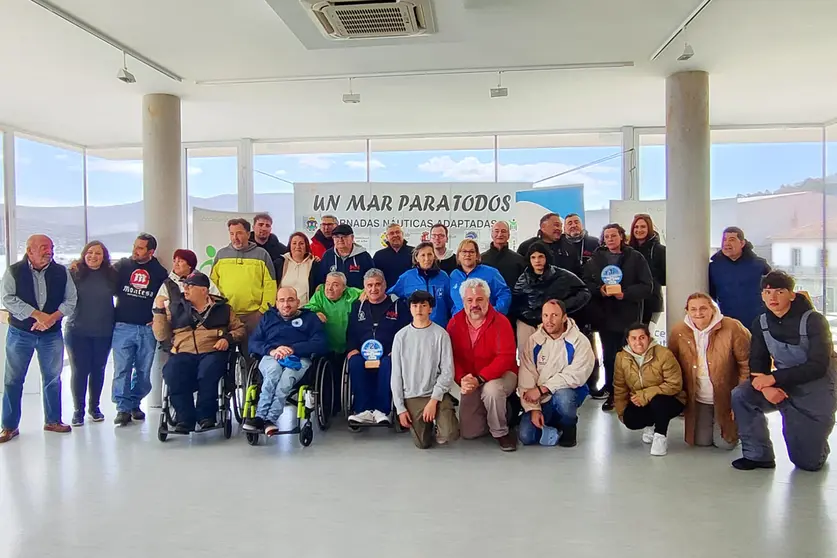 Participantes, organizadores y autoridades posan tras la entrega de premios de la segunda prueba del Campeonato Gallego Inclusivo de Moton&aacute;utica celebrada en O Freixo (Outes).