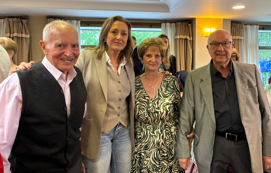Luisa S&aacute;nchez, junto a vecinos participantes en el xantar de primavera de la Asociaci&oacute;n Praza da Mi&ntilde;oca, celebrado en el Hotel Coia.