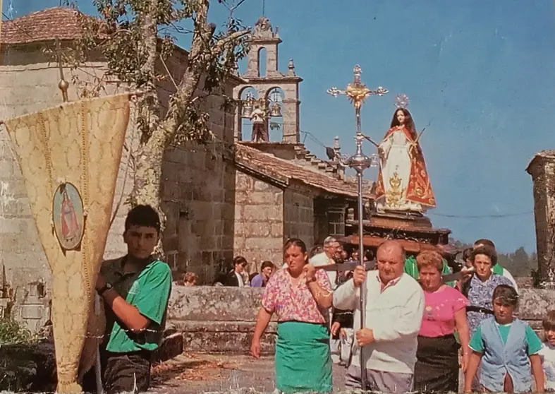 A imaxe de Santa Mari&ntilde;a, patroa da parroquia, sae en procesi&oacute;n acompa&ntilde;ada polos veci&ntilde;os e veci&ntilde;as, nunha das celebraci&oacute;ns m&aacute;is emblem&aacute;ticas e sentidas da comunidade.