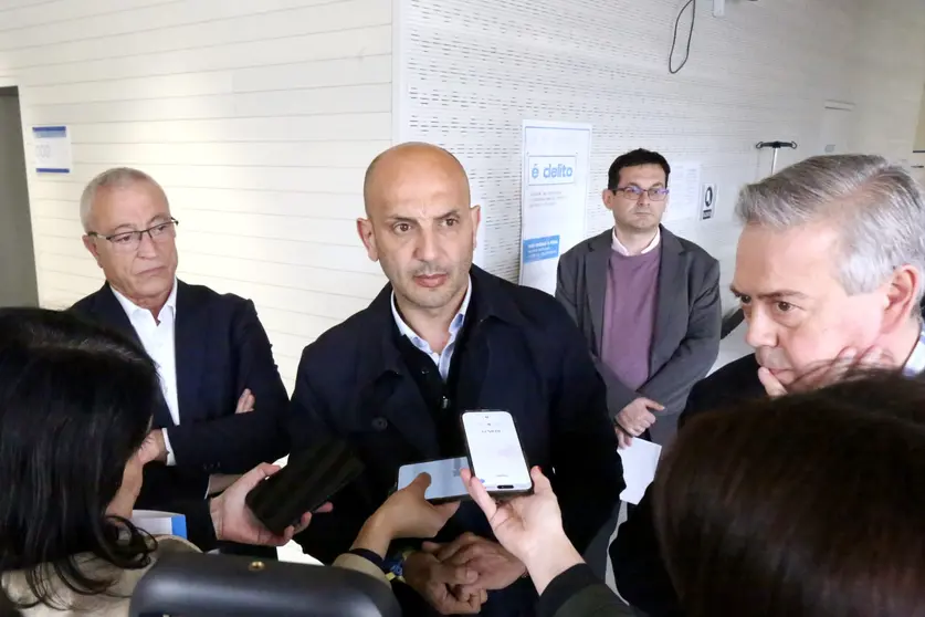 El conselleiro de Sanidade, acompa&ntilde;ado por responsables del &aacute;rea sanitaria, atiende a los medios durante su visita al centro de salud de O Porri&ntilde;o, donde anunci&oacute; el refuerzo del PAC con un nuevo m&eacute;dico.