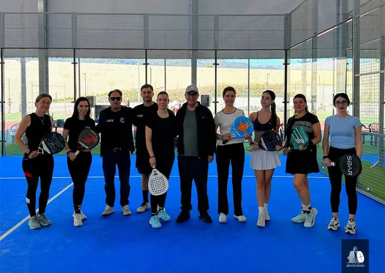 Participantes del evento NONSTOP P&aacute;del posan en las instalaciones del complejo deportivo de Arcos de Valdevez tras una jornada de competici&oacute;n y convivencia.