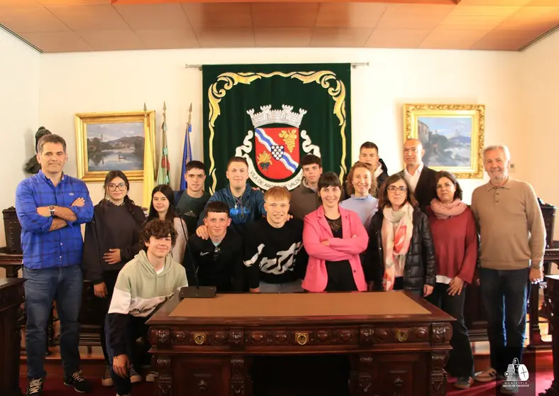 La vicepresidenta del Concello de Arcos de Valdevez, Em&iacute;lia Cerdeira, recibe a los estudiantes Erasmus procedentes de Llerena durante su visita institucional a los Pa&ccedil;os do Concelho.