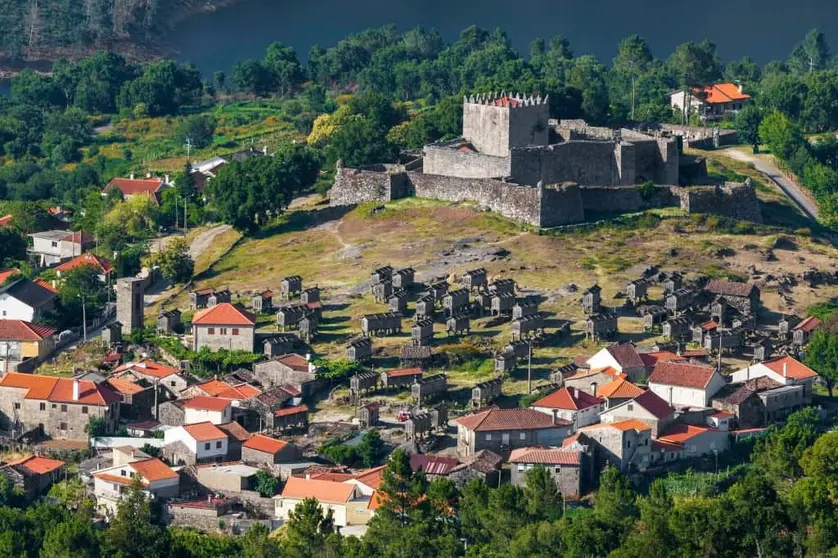 Vista de la aldea de Lindoso, en Ponte da Barca, con su castillo medieval y el emblem&aacute;tico conjunto de espigueiros, recientemente distinguida como icono regional en los Premios Cinco Estrellas Regiones 2026.