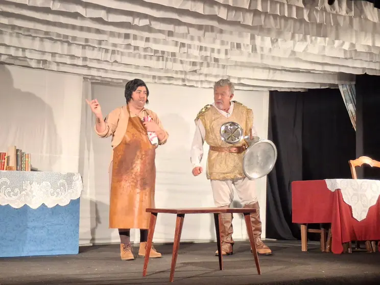 📸 Imagen 1
Un dos momentos m&aacute;is intensos da representaci&oacute;n, coa posta en escena das aventuras de Dom Quixote, onde o humor e a tensi&oacute;n dram&aacute;tica conviven sobre o escenario.
