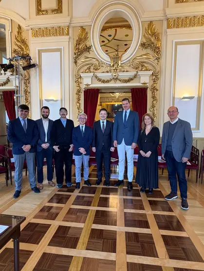 Autoridades galegas e portuguesas tras a firma do protocolo de cooperaci&oacute;n entre o Centro Dram&aacute;tico Galego e o Teatro Nacional S&atilde;o Jo&atilde;o, nun acto celebrado no Porto que reforza a alianza cultural na eurorrexi&oacute;n.