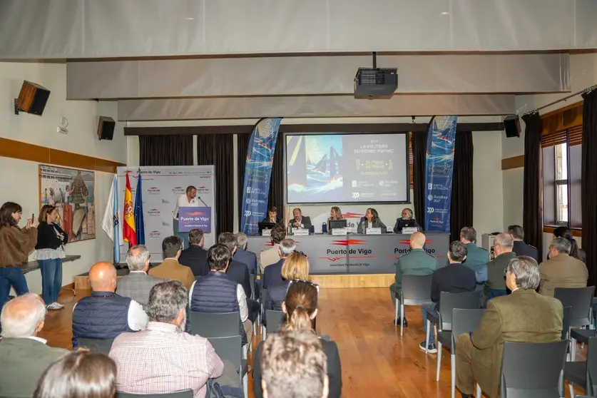 Un momento del acto de presentaci&oacute;n de la regata en el Puerto de Vigo, con la asistencia de representantes institucionales y del sector n&aacute;utico.