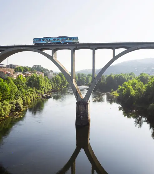 Un tren cruza uno de los viaductos incluidos en las rutas de los Trenes Tur&iacute;sticos de Galicia, una de las propuestas m&aacute;s destacadas para descubrir el paisaje y el patrimonio de la comunidad.