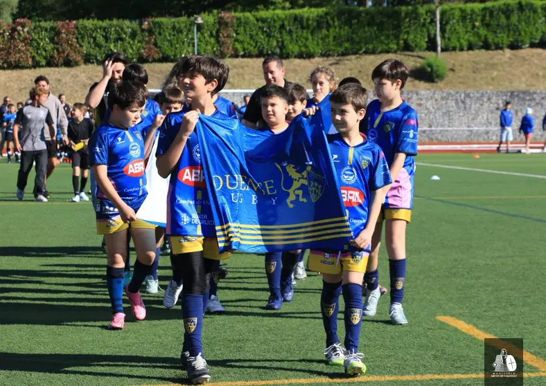 Jugadores del Campus Ourense Rugby desfilan durante la jornada del &ldquo;Primavera Rugby Fest&rdquo; en Arcos de Valdevez.