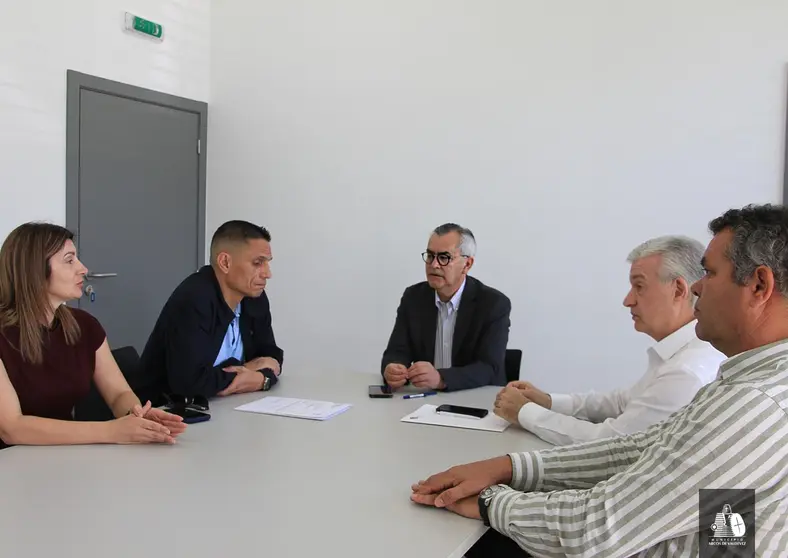 Reuni&oacute;n entre representantes municipales y los promotores de la nueva empresa, que refuerza el tejido industrial del municipio.