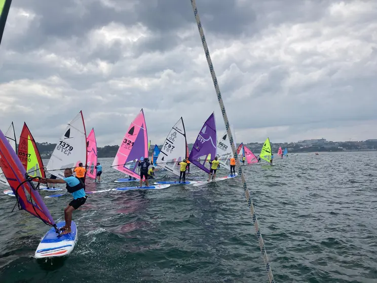 Flota de windsurf durante una de las mangas del Campeonato Nacional, disputada en condiciones de viento moderado.