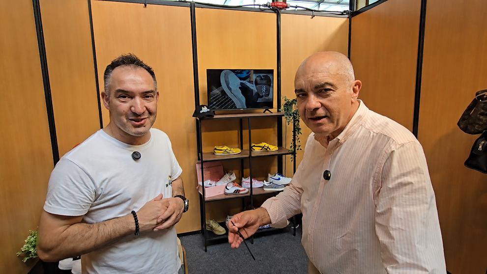Bruno Almeida, &ldquo;Dr. Zapatilha&rdquo;, durante una entrevista con Roberto Ledo, en Expo Vez, donde muestra su trabajo de limpieza y restauraci&oacute;n artesanal de zapatillas deportivas.