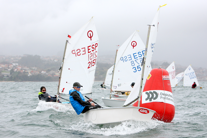J&oacute;venes regatistas compiten en clase Optimist rodeando una baliza en aguas viguesas, escenario de futuras citas nacionales como la Copa de Espa&ntilde;a. ARCHIVO.