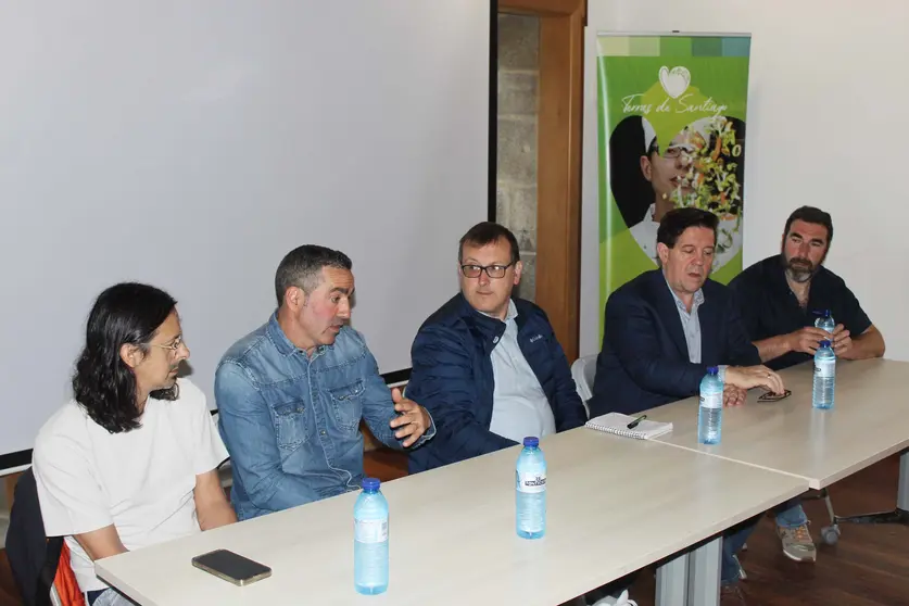 Participantes na mesa redonda sobre a conexi&oacute;n entre produtores e hostalar&iacute;a durante a primeira xornada de dinamizaci&oacute;n tur&iacute;stica en Ames.