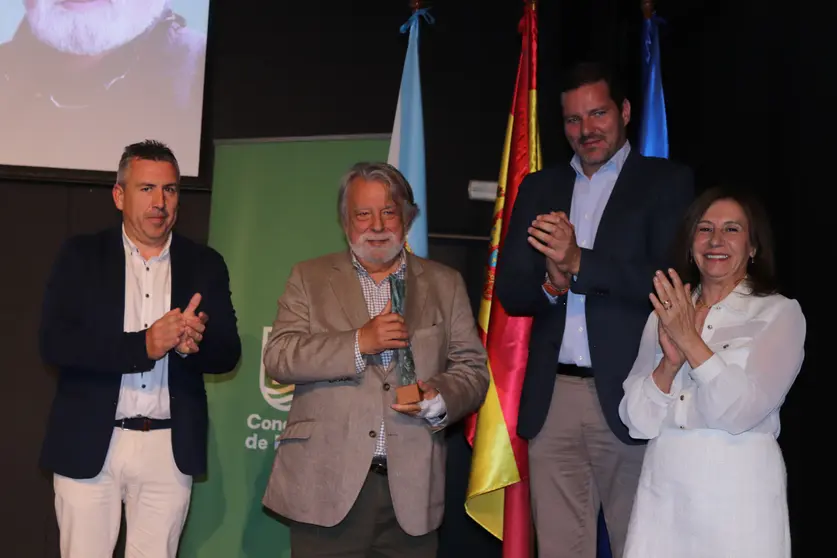 De esquerda a dereita, o alcalde de Bri&oacute;n, Pablo Lago; o escritor Alfredo Conde, Premio Jos&eacute; Lu&iacute;s Alvite 2026; o conselleiro de Cultura, Lingua e Xuventude, Jos&eacute; L&oacute;pez Campos; e a presidenta da Asociaci&oacute;n de Periodistas de Galicia, Mar&iacute;a M&eacute;ndez, durante o acto de entrega celebrado en Bri&oacute;n.