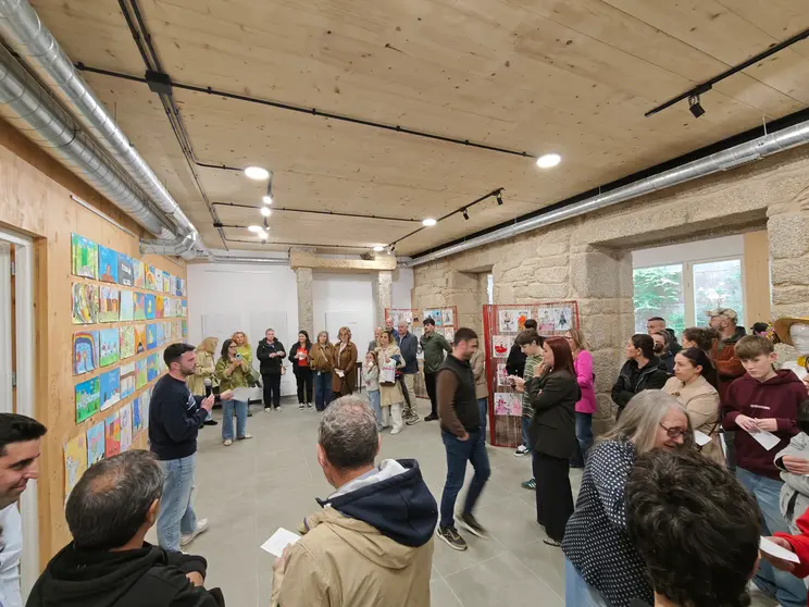 Asistentes siguen la presentaci&oacute;n de Artistea durante la inauguraci&oacute;n, rodeados de obras y creaciones que reflejan el talento art&iacute;stico local. C. ARDAYA.