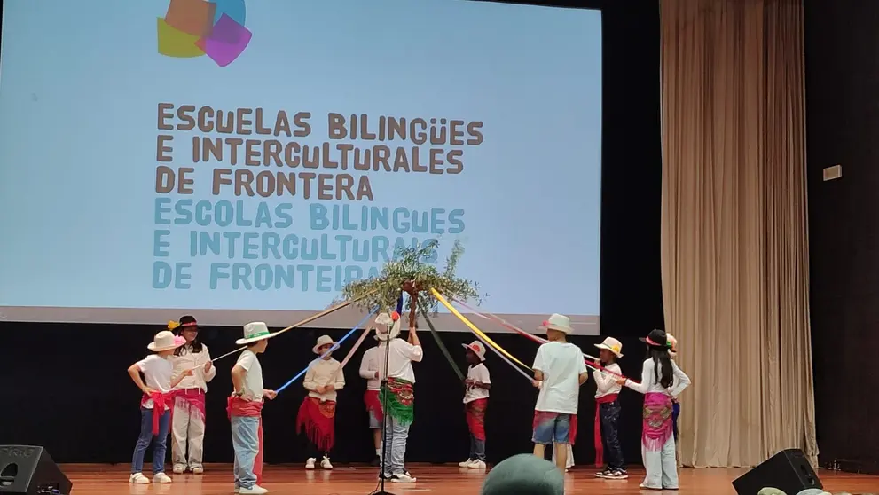 Alunos participam numa atua&ccedil;&atilde;o intercultural durante o encontro do projeto Escolas Bil&iacute;ngues e Interculturais de Fronteira, no Audit&oacute;rio Rio Lima.