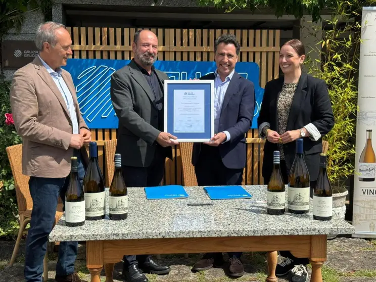 El director de Turismo de Galicia, Xos&eacute; Merelles, entreg&oacute; el sello Galicia Calidade a responsables de la bodega V&iacute;a Atl&aacute;ntica en un acto celebrado junto a la directora-gerente de Galicia Calidade, Ana M&eacute;ndez, y el delegado territorial de la Xunta en Pontevedra, Agust&iacute;n Reguera.ica