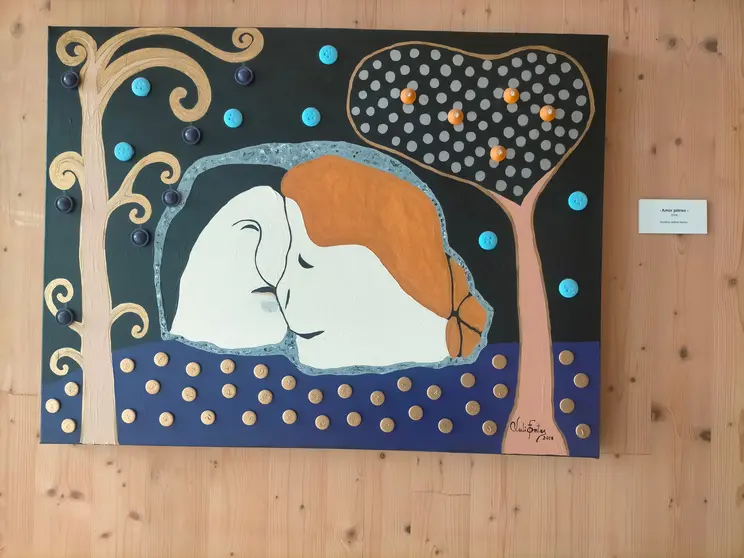 Na obra &ldquo;Amor p&eacute;treo&rdquo;, Xulio Fontes emprega elementos mat&eacute;ricos e xogos visuais para constru&iacute;r unha escena intimista e po&eacute;tica, fiel ao seu singular universo creativo.