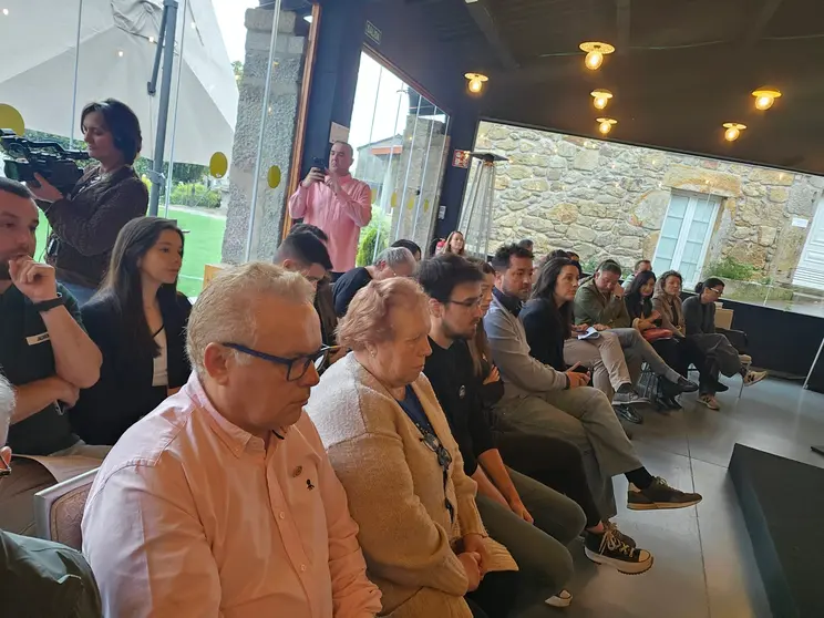Asistentes y representantes del sector gastron&oacute;mico durante la presentaci&oacute;n de &ldquo;Estrelas no Cami&ntilde;o&rdquo; en Casa Barqueiro, en Negreira.