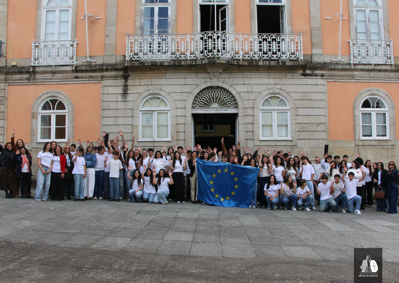 Estudiantes del Agrupamento de Escolas de Valdevez participaron en la celebraci&oacute;n del D&iacute;a de Europa frente al Ayuntamiento de Arcos de Valdevez, portando la bandera europea como s&iacute;mbolo de uni&oacute;n y cooperaci&oacute;n.