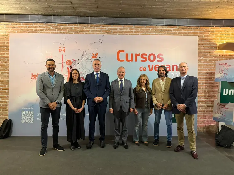 El equipo directivo de la UNED Pontevedra asisti&oacute; en Madrid a la presentaci&oacute;n oficial de los Cursos de Verano 2026 junto al rector de la UNED, Ricardo Mairal, y representantes de distintos centros de la Universidad Nacional de Educaci&oacute;n a Distancia.