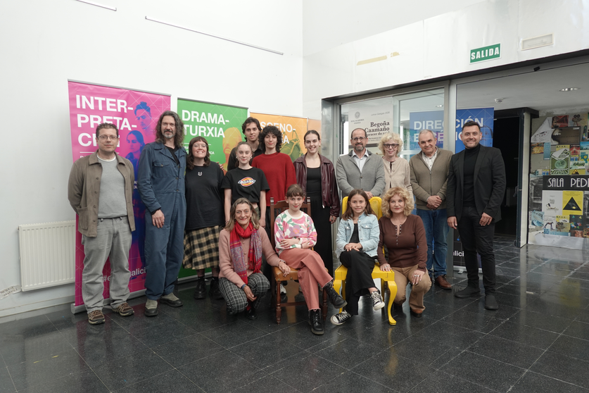 Participantes e integrantes do elenco do documental Bego&ntilde;a Caama&ntilde;o: navegar no pracer do azul durante a presentaci&oacute;n da produci&oacute;n na ESAD de Galicia, en Vigo.