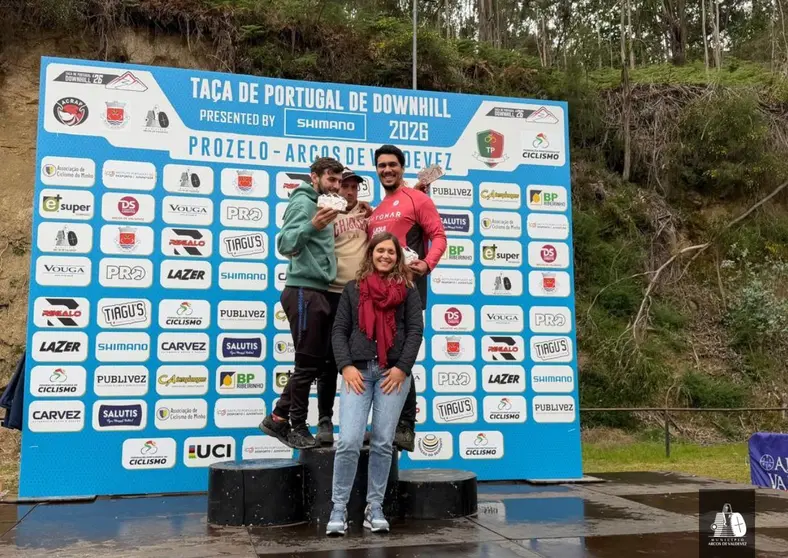 Ganadores y participantes posan durante la ceremonia de entrega de premios de la Copa de Portugal de Downhill celebrada en Prozelo, Arcos de Valdevez.