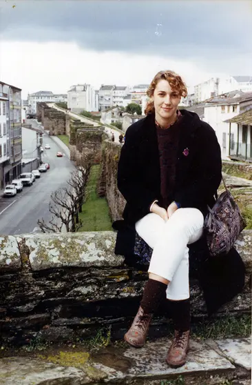 Bego&ntilde;a Caama&ntilde;o na Muralla de Lugo. RAG.