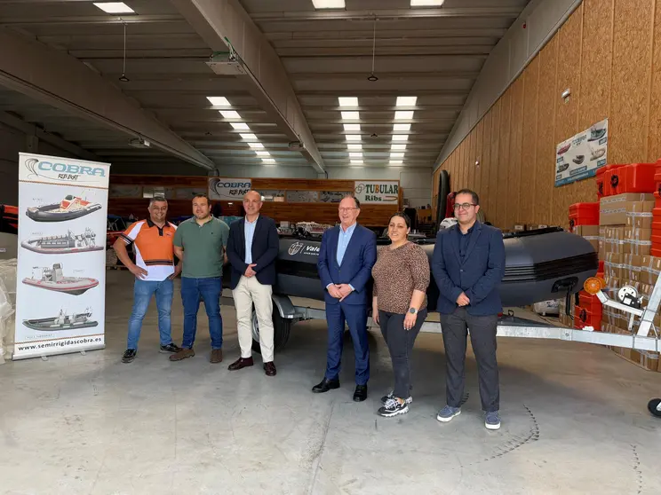 Representantes de Nauticol y del Ayuntamiento de Valen&ccedil;a posan junto a la embarcaci&oacute;n semirr&iacute;gida donada al Servicio Municipal de Protecci&oacute;n Civil para reforzar las labores de emergencia e intervenci&oacute;n en el r&iacute;o Mi&ntilde;o.