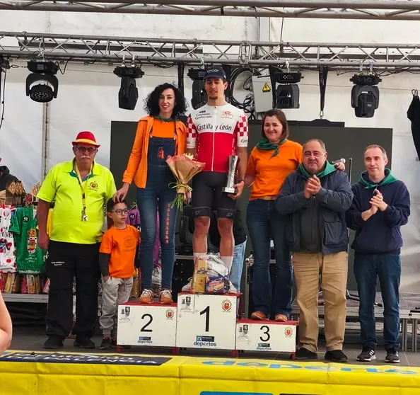 Adri&aacute;n Prieto celebra en el podio de Cevico de la Torre el t&iacute;tulo de campe&oacute;n de Castilla y Le&oacute;n en ruta tras finalizar tercero en la prueba disputada en Palencia.