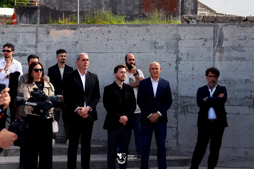 Autoridades municipales y vecinos participaron en la inauguraci&oacute;n oficial de la renovada zona de restauraci&oacute;n de las Piscinas Municipales Dr. Cabral de Oliveira, en Ponte da Barca.