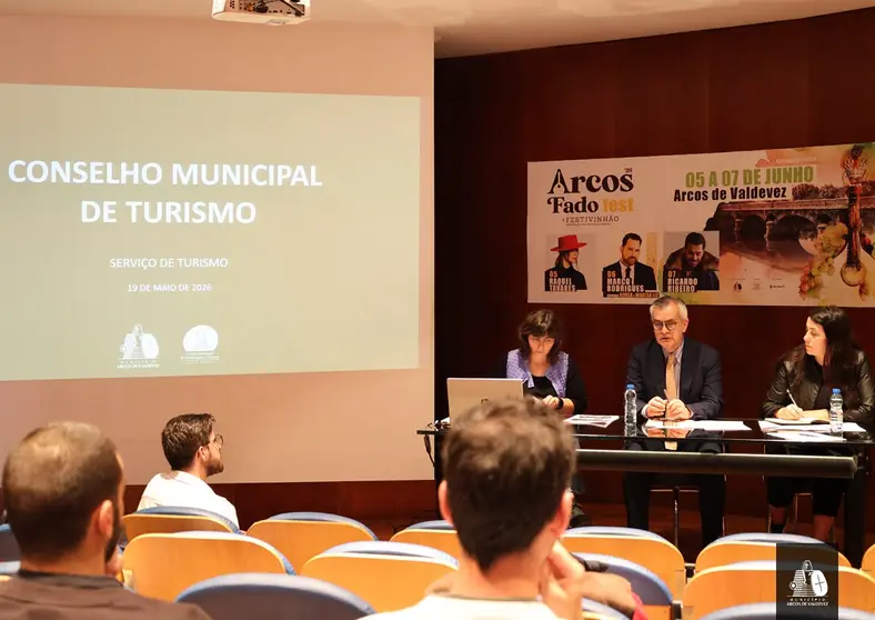 Representantes del sector tur&iacute;stico participaron en la reuni&oacute;n del Consejo Municipal de Turismo de Arcos de Valdevez, donde el Ayuntamiento present&oacute; el balance positivo de 2025 y las nuevas medidas de promoci&oacute;n tur&iacute;stica impulsadas para reforzar el posicionamiento del municipio como destino de referencia en el Alto Minho.
