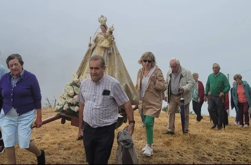 A tradicional subida da Virxe da Gu&iacute;a ata a s&uacute;a capela, unha romar&iacute;a cargada de fe, emoci&oacute;n e fonda devoci&oacute;n popular no coraz&oacute;n do Pi&ntilde;eiro.