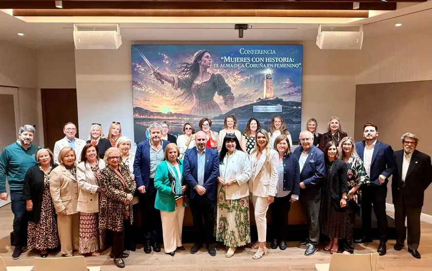 Participantes y organizadores de la conferencia &ldquo;Mujeres con historia: el alma de A Coru&ntilde;a en femenino&rdquo;, celebrada en el Club C&aacute;mara Noroeste y promovida por la Real Orden de Caballeros de Mar&iacute;a Pita y APADE, posan tras un encuentro que reivindic&oacute; el legado de grandes figuras femeninas coru&ntilde;esas.