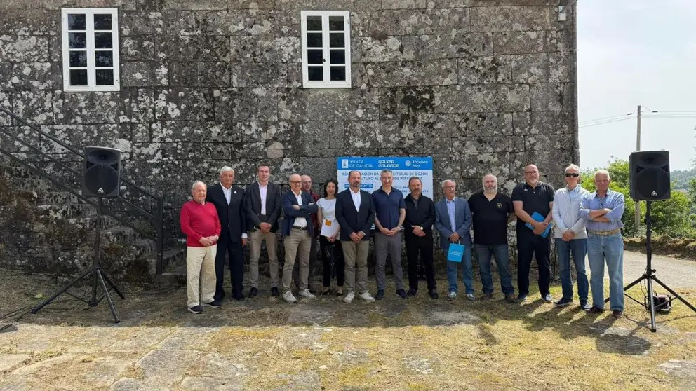 Xos&eacute; Merelles, junto a representantes institucionales, eclesi&aacute;sticos y del asociacionismo xacobeo, durante la presentaci&oacute;n del proyecto de rehabilitaci&oacute;n de la antigua Casa Rectoral de San Salvador do Castro, en Doz&oacute;n, que se convertir&aacute; en un nuevo albergue de peregrinos para el Xacobeo 2027.
