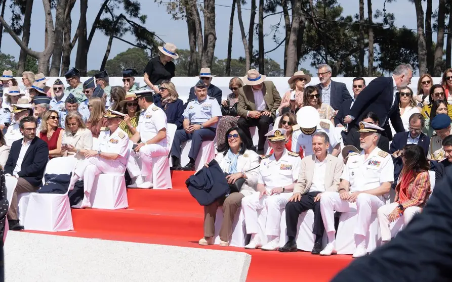 Autoridades civiles y militares ocuparon la tribuna principal durante la exhibici&oacute;n din&aacute;mica del D&iacute;a de las Fuerzas Armadas celebrada en Vigo, uno de los actos centrales de la conmemoraci&oacute;n presidida por el rey Felipe VI y seguida por miles de espectadores.