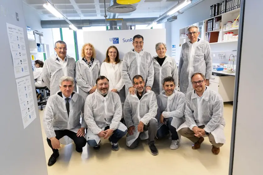 Investigadores, responsables institucionales y representantes empresariales posan en las instalaciones de la nueva unidad mixta USC-SunRock, una iniciativa que permitir&aacute; realizar en Galicia todas las fases precl&iacute;nicas necesarias para el desarrollo de nuevos medicamentos biol&oacute;gicos contra el c&aacute;ncer y enfermedades inflamatorias.